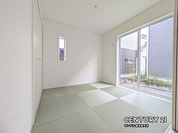 （同仕様写真）リビング横に畳スペースがあることで和と洋の雰囲気を味わえ素敵な空間を演出でき、お子様のキッズルームや客間としても利用できます♪畳は樹脂製なので、ジュース等をこぼしても、拭き取れます♪