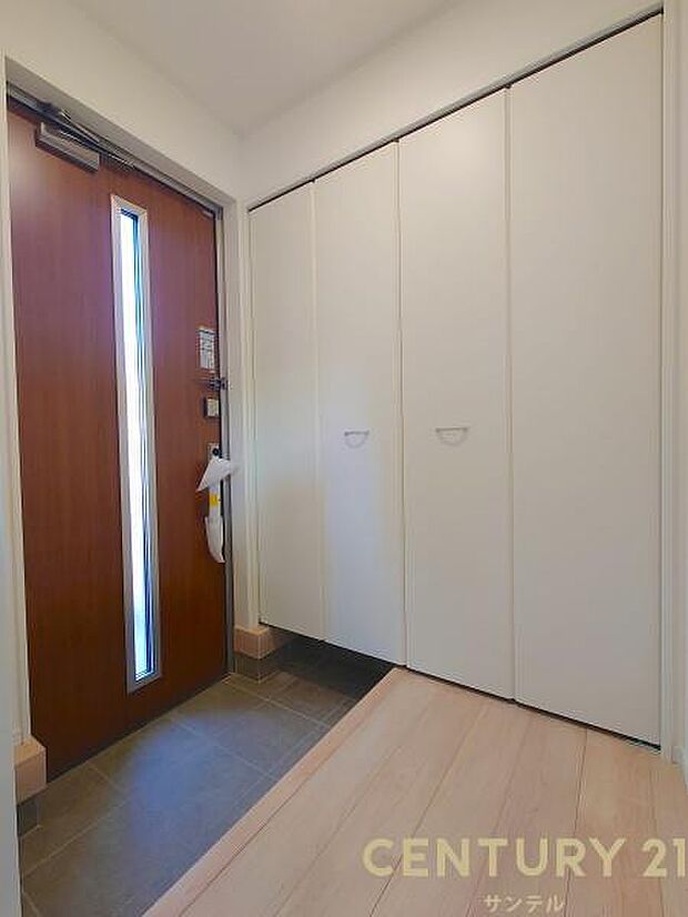 (同仕様モデル)ご新居への出入り口になる明るい玄関には、たくさんの靴を収納できるシューズボックスが付いております♪いつも清潔感のあるすっきりとした玄関スペースを確保できますよ♪