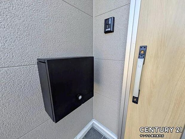 (同仕様モデル写真)ダイヤルロック付きのポストで安心♪雨でも濡れにくい仕様になっておりますよ♪