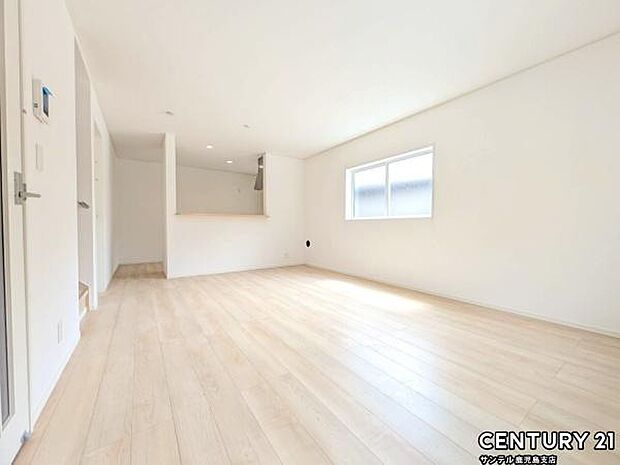 (同仕様モデル)カウンターキッチンからリビングにいるご家族やお子様の様子が見えるので、コミュニケーションがとりながら、ご家族の大切な時間を共有できるリビングスペースです♪