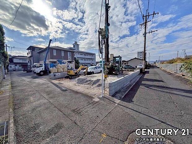 前面道路から撮影した現地写真です♪