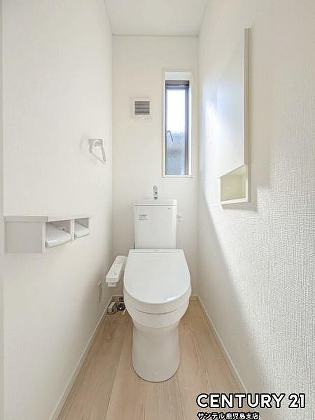 （同仕様モデル）ウォシュレットが付いた広々として落ち着いた空間のお手洗いになります♪