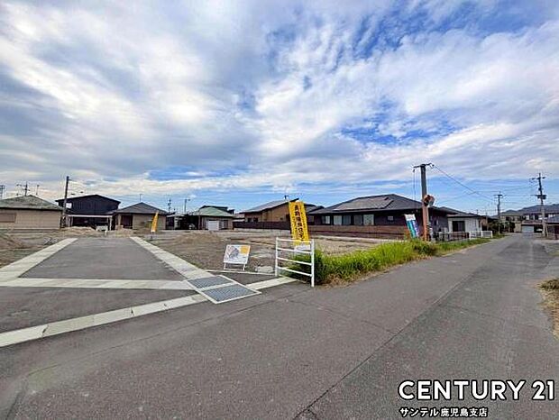 前面道路から撮影した現地写真です♪