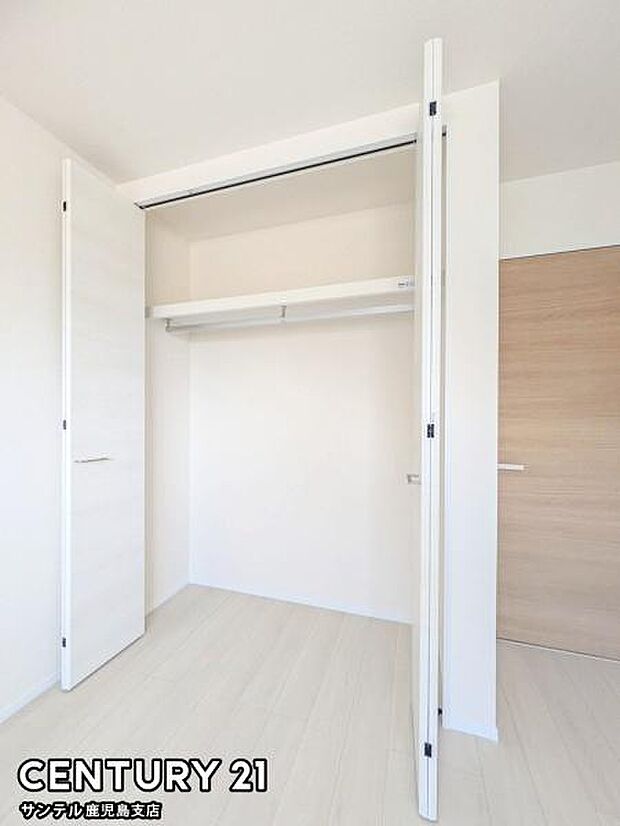 5.3帖洋室のクローゼットです♪丈の長いコートやお子様の制服、スーツなど収納でき、お洋服選びが楽しくなりますね♪