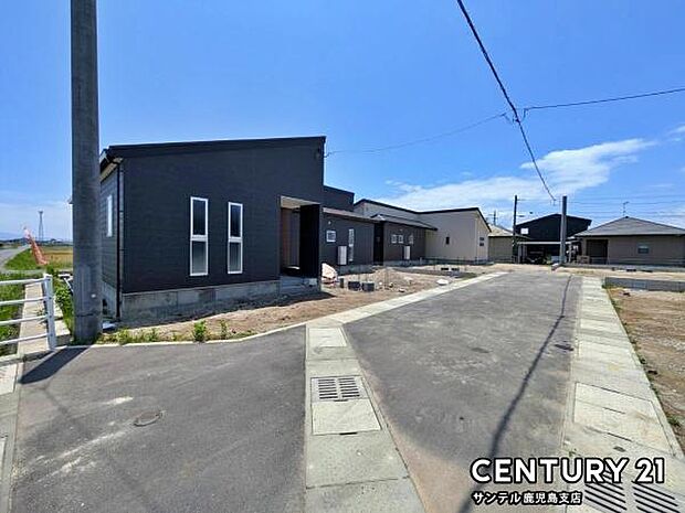 前面道路から撮影した現地写真です♪