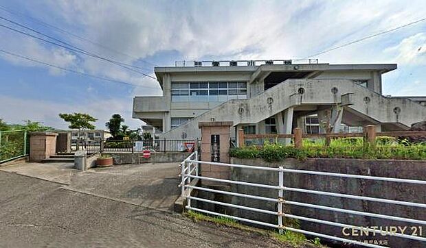 霧島市立富隈小学校まで1000m