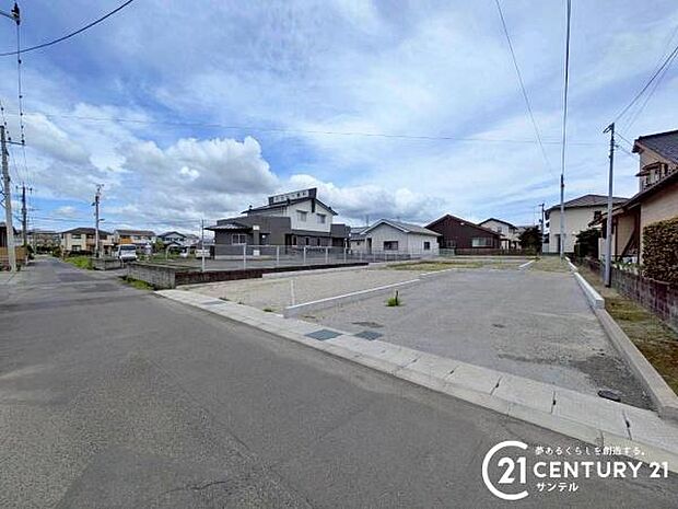 前面道路から撮影した現地写真です♪