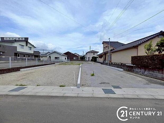 前面道路から撮影した現地写真です♪