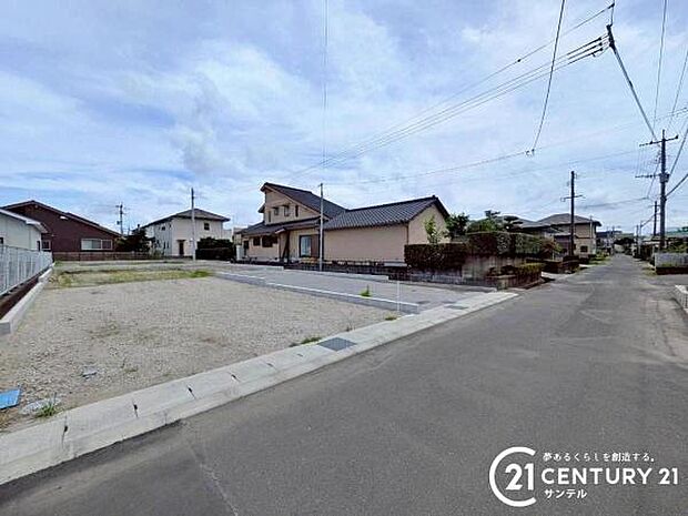前面道路から撮影した現地写真です♪