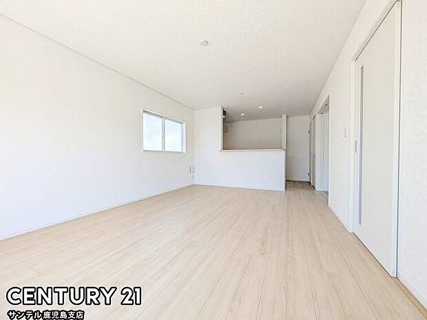 17帖のLDKです♪カウンターキッチンからリビングにいるご家族やお子様の様子が見えるので、コミュニケーションがとりながら、ご家族の大切な時間を共有できるリビングスペースです♪