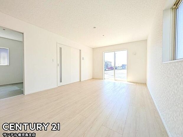 17帖のリビングです♪明るく、落ち着きのあるリビング♪ダイニングスペースも含めてゆとりのあるスペースで、ご家族でお食事や団らんしたり、ゆったりとしたご家族の時間を過ごせます♪