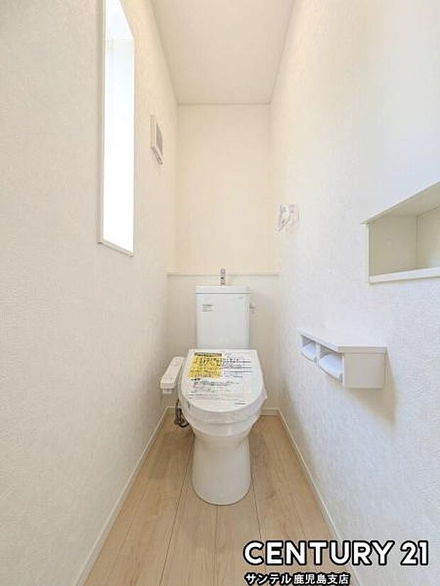 ウォシュレットが付いた広々として落ち着いた空間のお手洗いになります♪