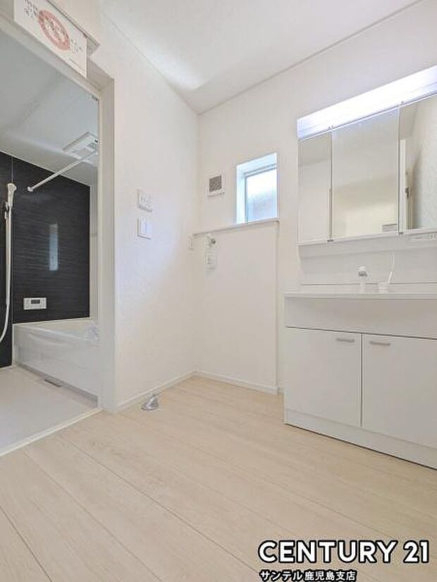 窓の付いた清潔感のあるシンプルな洗面脱衣所♪洗面台は、三面鏡の裏も収納スペースが付いており、シャワーヘッド付き!