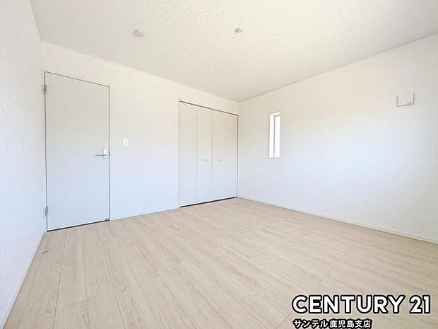 8帖の洋室です♪しっかり日が差し込みますので気持ちの良い目覚めができる素敵な洋室になります♪クローゼット完備しております!