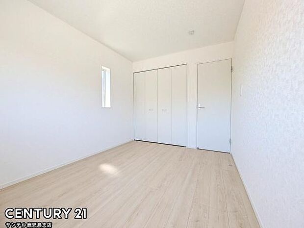 6帖の洋室です♪しっかり日が差し込みますので気持ちの良い目覚めができる素敵な洋室になります♪子供部屋にも十分使える仕様の洋室になっております♪