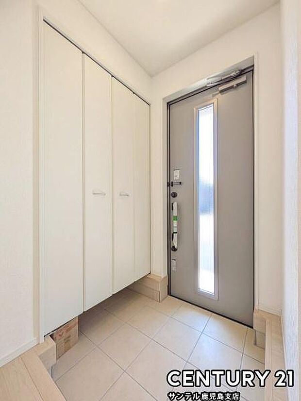 ご新居への出入り口になる明るい玄関には、たくさんの靴を収納できるシューズボックスが付いております♪いつも清潔感のあるすっきりとした玄関スペースを確保できますよ♪