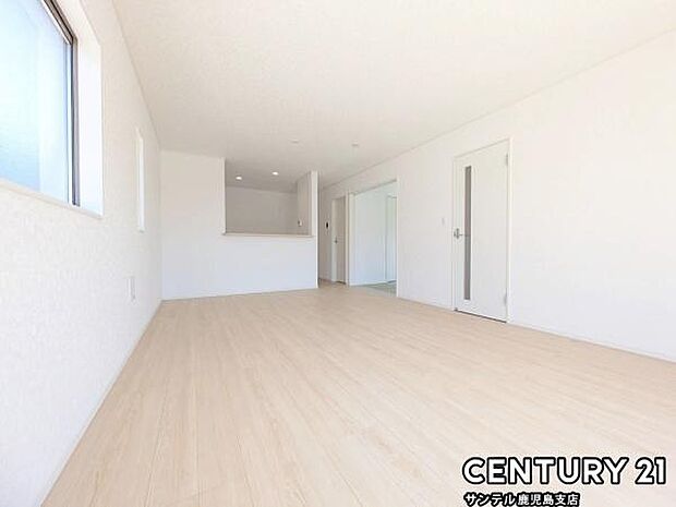 18帖のLDKです♪カウンターキッチンからリビングにいるご家族やお子様の様子が見えるので、コミュニケーションがとりながら、ご家族の大切な時間を共有できるリビングスペースです♪