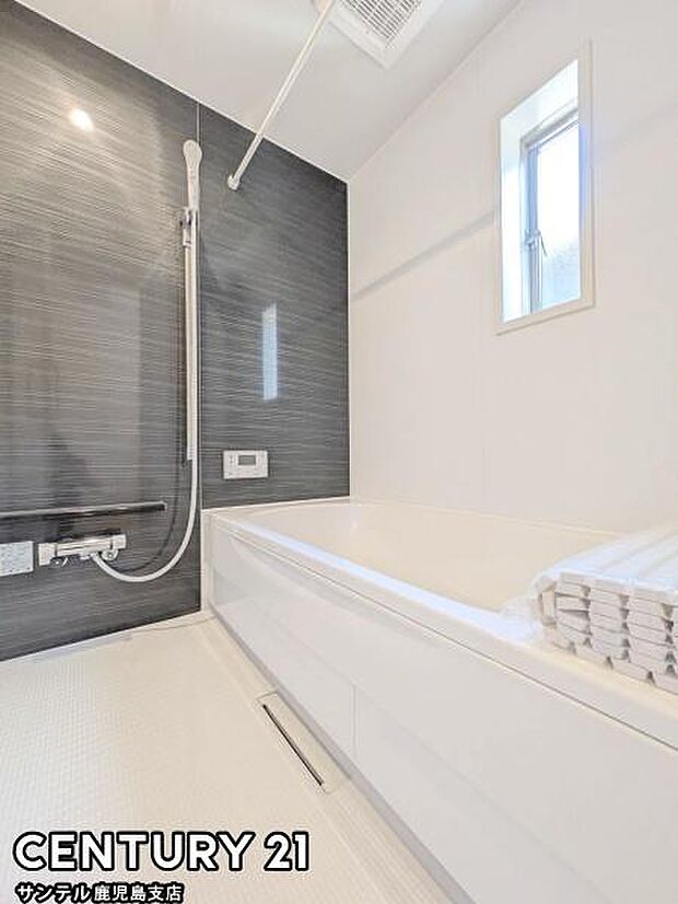 1日の疲れもゆっくり取ることのできる広々とした1坪タイプのシステムバス♪浴室乾燥、涼風、暖房、換気システムが付いておりますので、快適なバスタイムを過ごせます♪