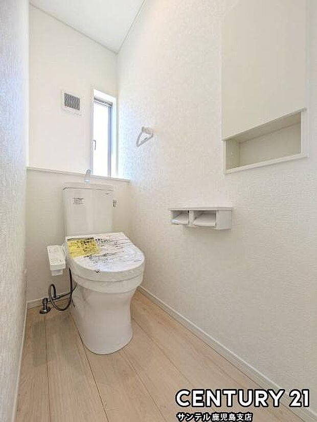 ウォシュレットが付いた広々として落ち着いた空間のお手洗いになります♪