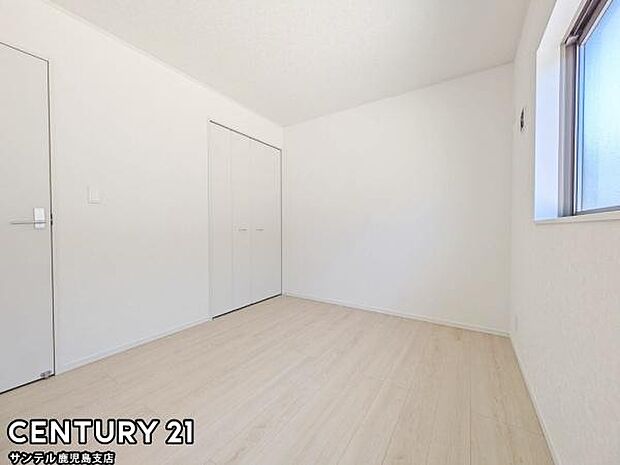 5.25帖の洋室です♪しっかり日が差し込みますので気持ちの良い目覚めができる素敵な洋室になります♪子供部屋にも十分使える仕様の洋室になっております♪