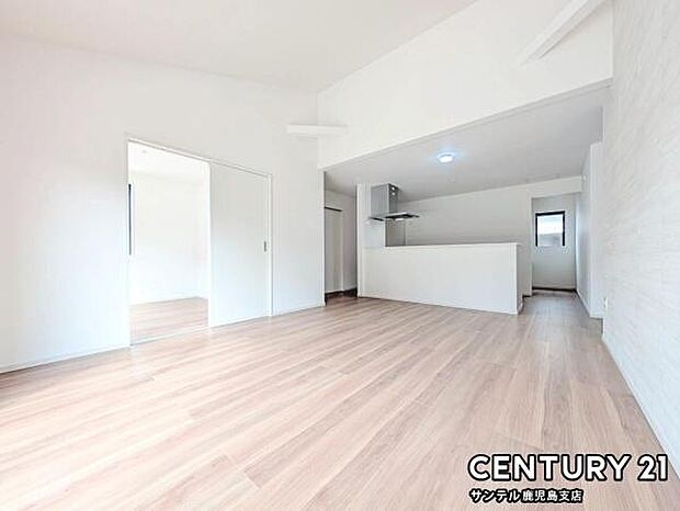 広々とした20.2帖のLDKです♪カウンターキッチンからリビングにいるご家族やお子様の様子が見えるので、コミュニケーションがとりながら、ご家族の大切な時間を共有できるリビングスペースです♪