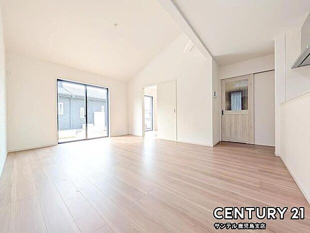 20.2帖のリビングです♪明るく、落ち着きのあるリビング♪ダイニングスペースも含めてゆとりのあるスペースで、ご家族でお食事や団らんしたり、ゆったりとしたご家族の時間を過ごせます♪