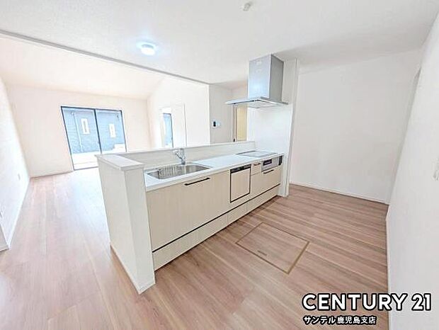 シンプルで使いやすい設計のキッチン♪カウンターキッチンなので、リビングいるご家族と会話を楽しみながらお料理ができます♪標準で食洗器が付いています♪