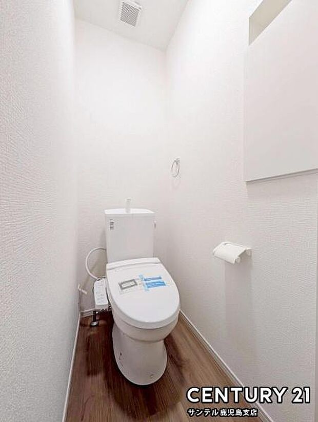 ウォシュレットが付いた広々として落ち着いた空間のお手洗いになります♪