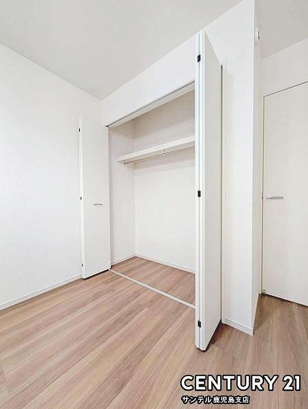 5.2帖洋室のクローゼットです♪丈の長いコートやお子様の制服、スーツなど収納でき、お洋服選びが楽しくなりますね♪