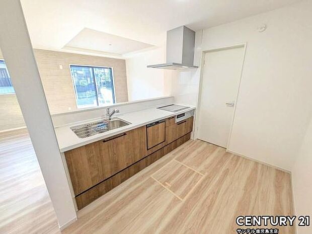(同仕様モデル写真)シンプルで使いやすい設計のキッチン♪そしてカウンターキッチンなので、リビングいるご家族と会話を楽しみながらお料理ができます♪標準で食洗器が付いています♪
