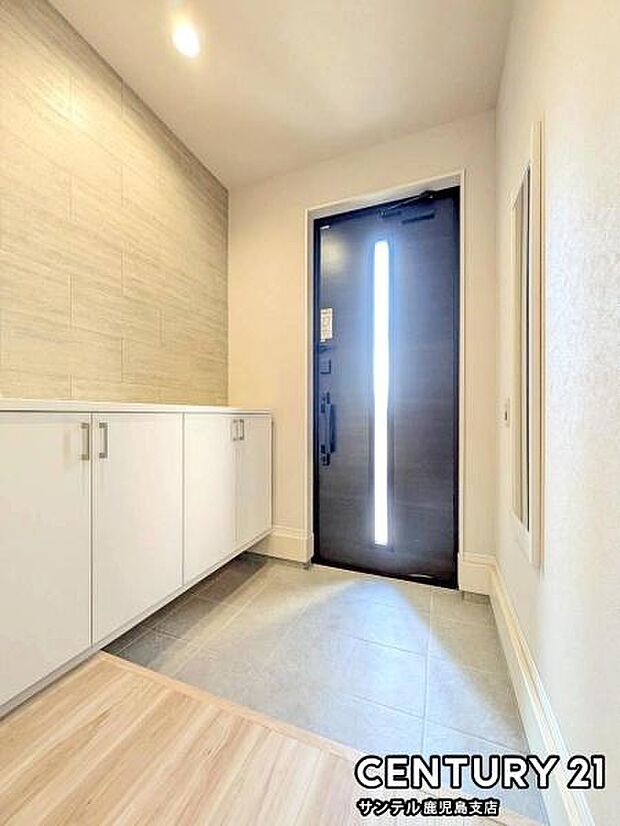 ご新居への出入り口になる明るい玄関には、靴を収納できるシューズボックスが付いております♪いつも清潔感のあるすっきりとした玄関スペースを確保できますよ♪