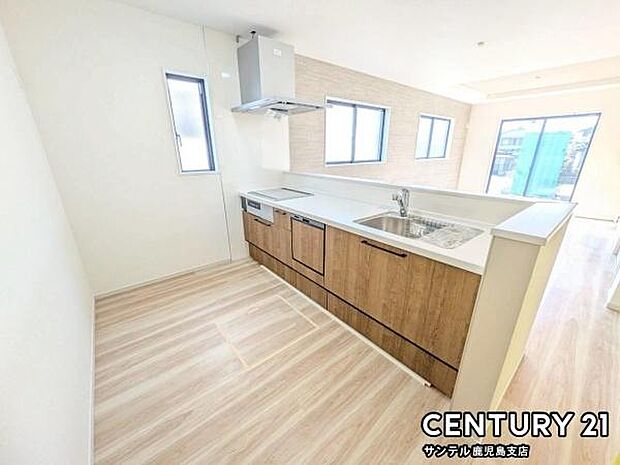 シンプルで使いやすい設計のキッチン♪カウンターキッチンなので、リビングいるご家族と会話を楽しみながらお料理ができます♪標準で食洗器が付いています♪