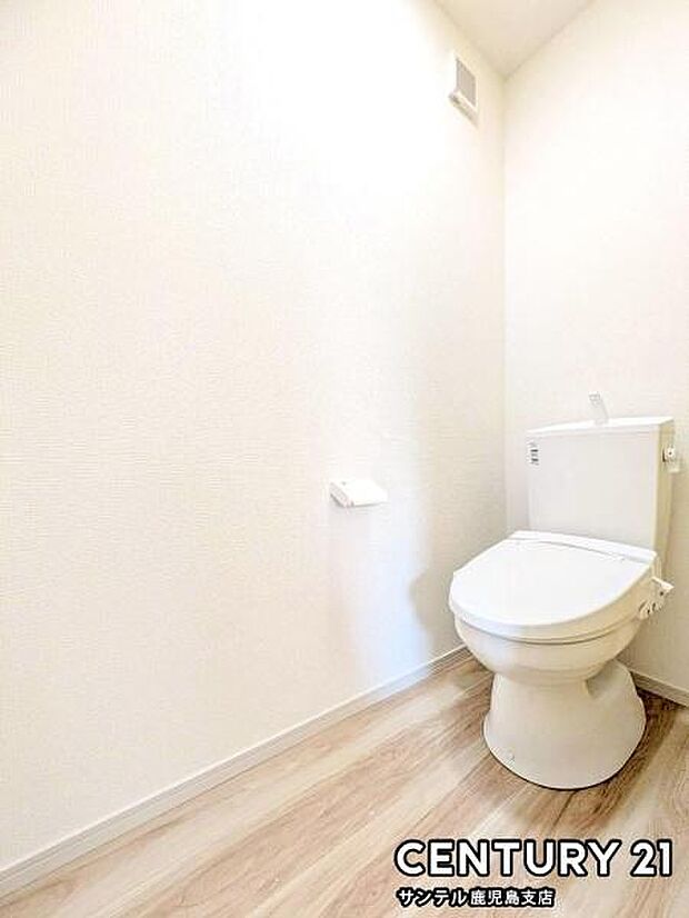 1階のウォシュレットが付いた落ち着いた空間のお手洗いになります♪