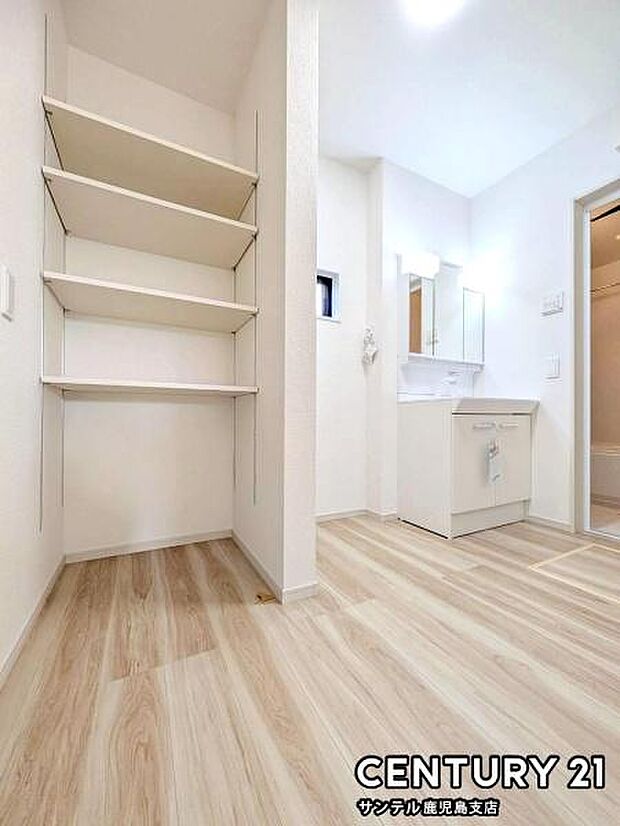 窓つきの清潔感のあるシンプルな洗面脱衣所♪広々としており、収納棚も完備しております♪洗面台は、三面鏡の裏も収納スペースが付いており、シャワーヘッド付き！