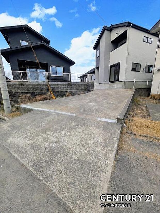 建物の東南側駐車場は1台駐車可能です！※駐車可能なお車は車種によります。