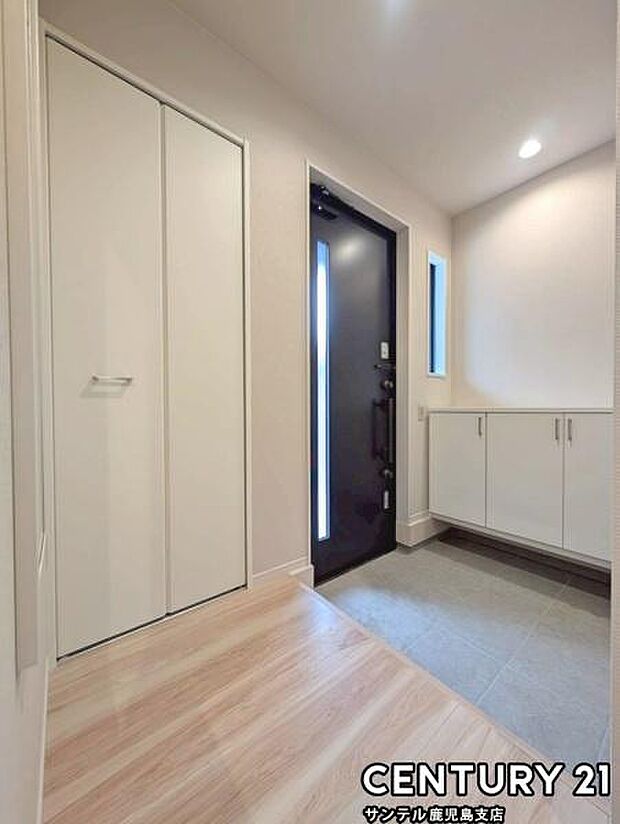 (同仕様モデル写真)玄関！ご新居への出入り口になる明るい玄関には、たくさんの靴を収納できるシューズボックスが付いております♪いつも清潔感のあるすっきりとした玄関スペースを確保できますよ♪