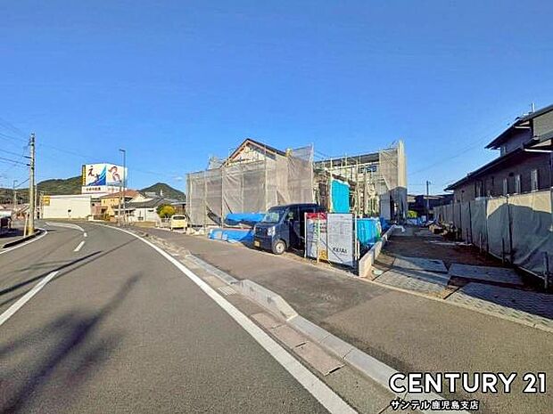 前面道路から撮影した現地写真です♪