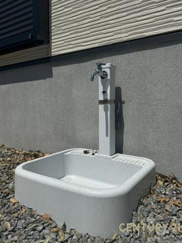 （同仕様モデル）洗車やお掃除に利用できる屋外立水栓です♪特にお車は、降灰した後にすぐに洗い流せます！