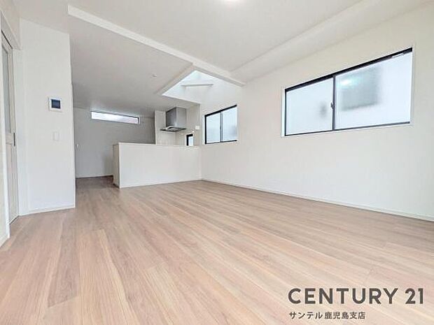 (同仕様モデル写真)）リビング18.2帖！※モデル写真でございます。色や配置の相違がある場合がございます。開放感のあるリビング♪お部屋全体が明るく、清潔感のある家族団らんのスペースです(^^♪