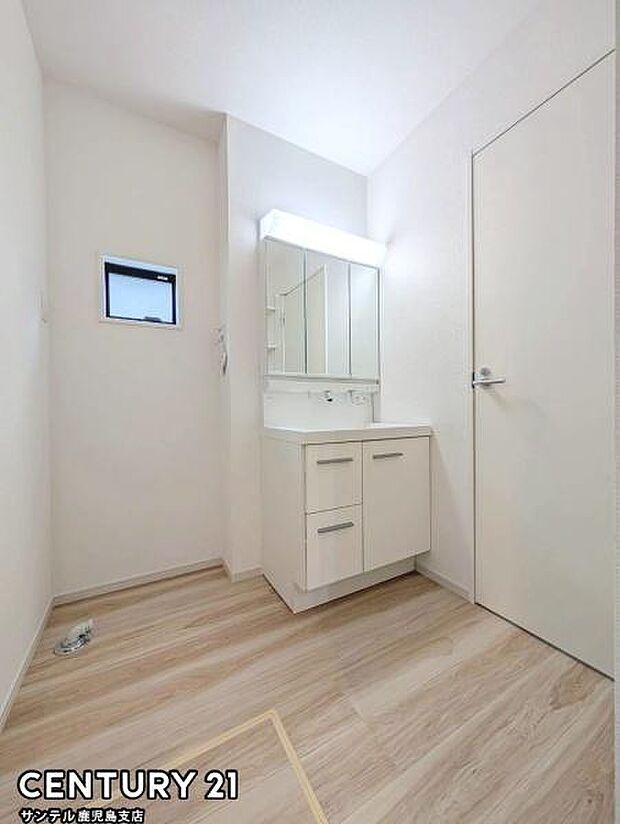 （同仕様モデル）洗面脱衣所！窓の付いた清潔感のあるシンプルな洗面脱衣所♪洗面台は、三面鏡の裏も収納スペースが付いています♪