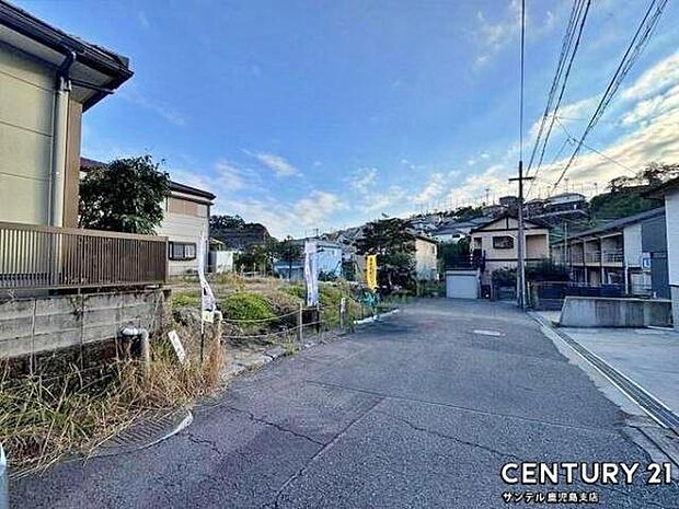 前面道路から撮影した現地写真です♪