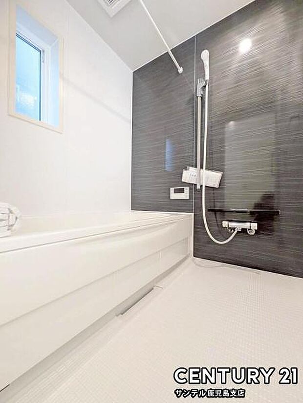 1日の疲れもゆっくり取ることのできる広々とした1坪タイプのシステムバス♪浴室乾燥、涼風、暖房、換気システムが付いておりますので、快適なバスタイムを過ごせます♪