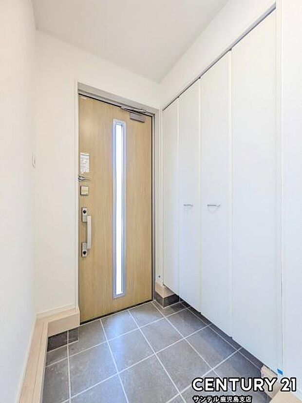 （同仕様モデル）ご新居への出入り口になる明るい玄関には、たくさんの靴を収納できるシューズボックスが付いております♪いつも清潔感のあるすっきりとした玄関スペースを確保できますよ♪