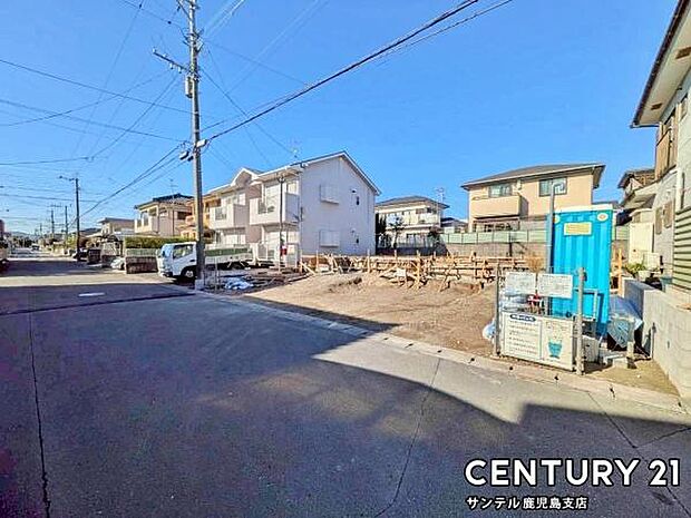 前面道路から撮影した現地写真です♪