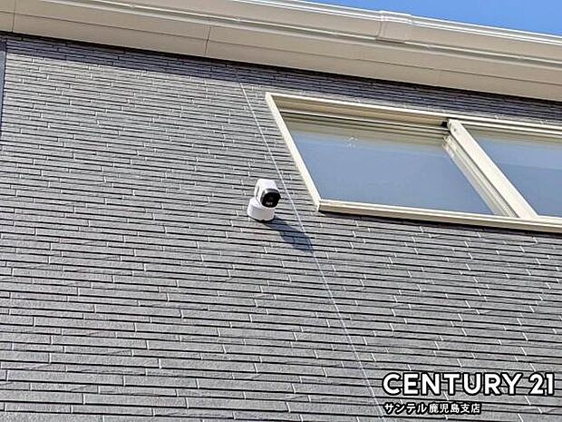 スマホアプリでいつでもどこでも確認できる防犯カメラ♪夜間は赤外線LEDで撮影、マイク付きで通話や録画でき、セキュリティー面も安心です♪