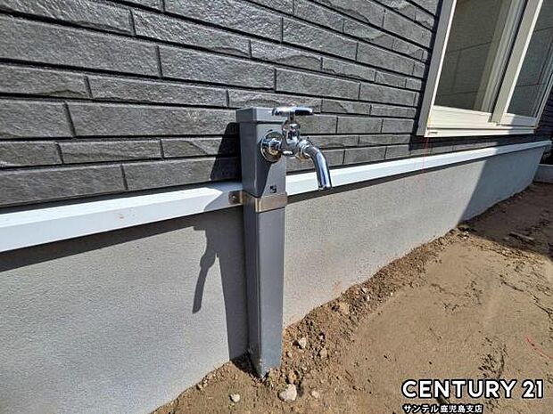 立水栓です!お庭や外回りでの作業に便利な立水栓を完備。ガーデニングや洗車、外掃除など、日常的に使えるので生活が便利に!清掃や水やりがスムーズに行えます。