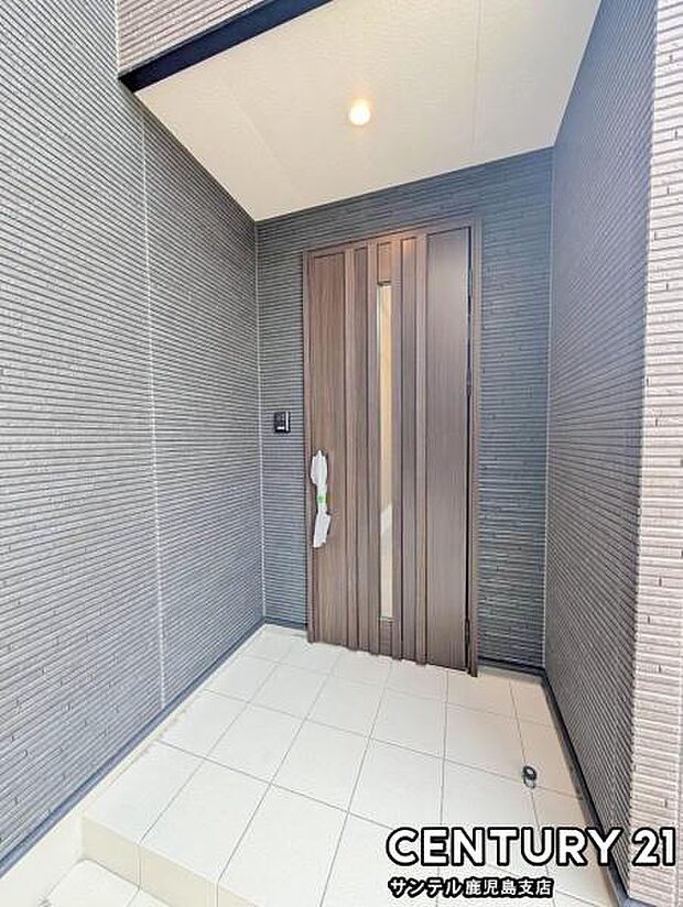 セキュリティ面でも安心なダブルロックドアの玄関です♪屋根があるので、ちょっとした雨の日でも焦ることなく鍵や傘の開け閉めができます♪