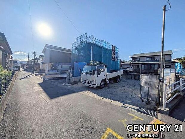 前面道路から撮影した現地写真です♪