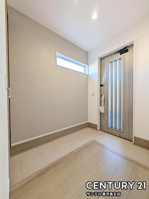 玄関には、たくさんの靴を収納できるシューズインクロークがあります♪いつも清潔感のあるすっきりとした玄関スペースを確保できますよ♪