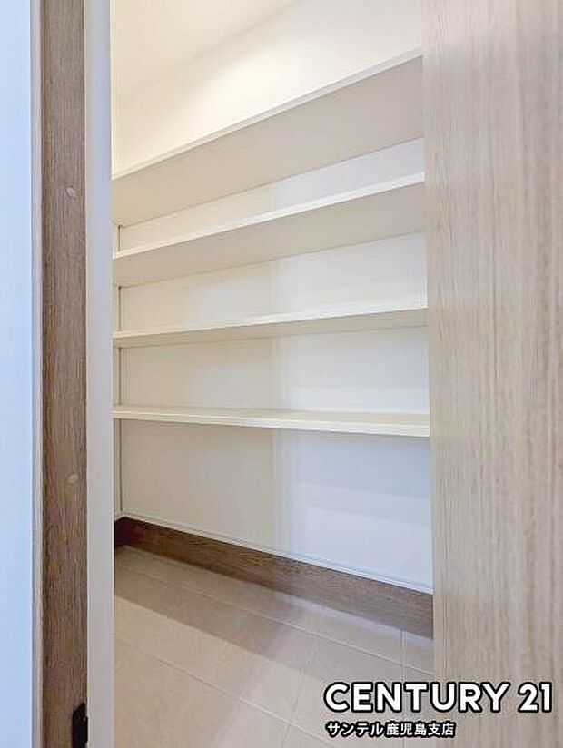 玄関にはシューズクロークを設置。靴やベビーカー、外出用品の収納に配慮された、すっきり使いやすい玄関空間です。